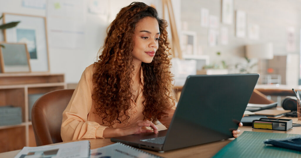 Femme qui cherche quelle est la bonne forme juridique pour son entreprise